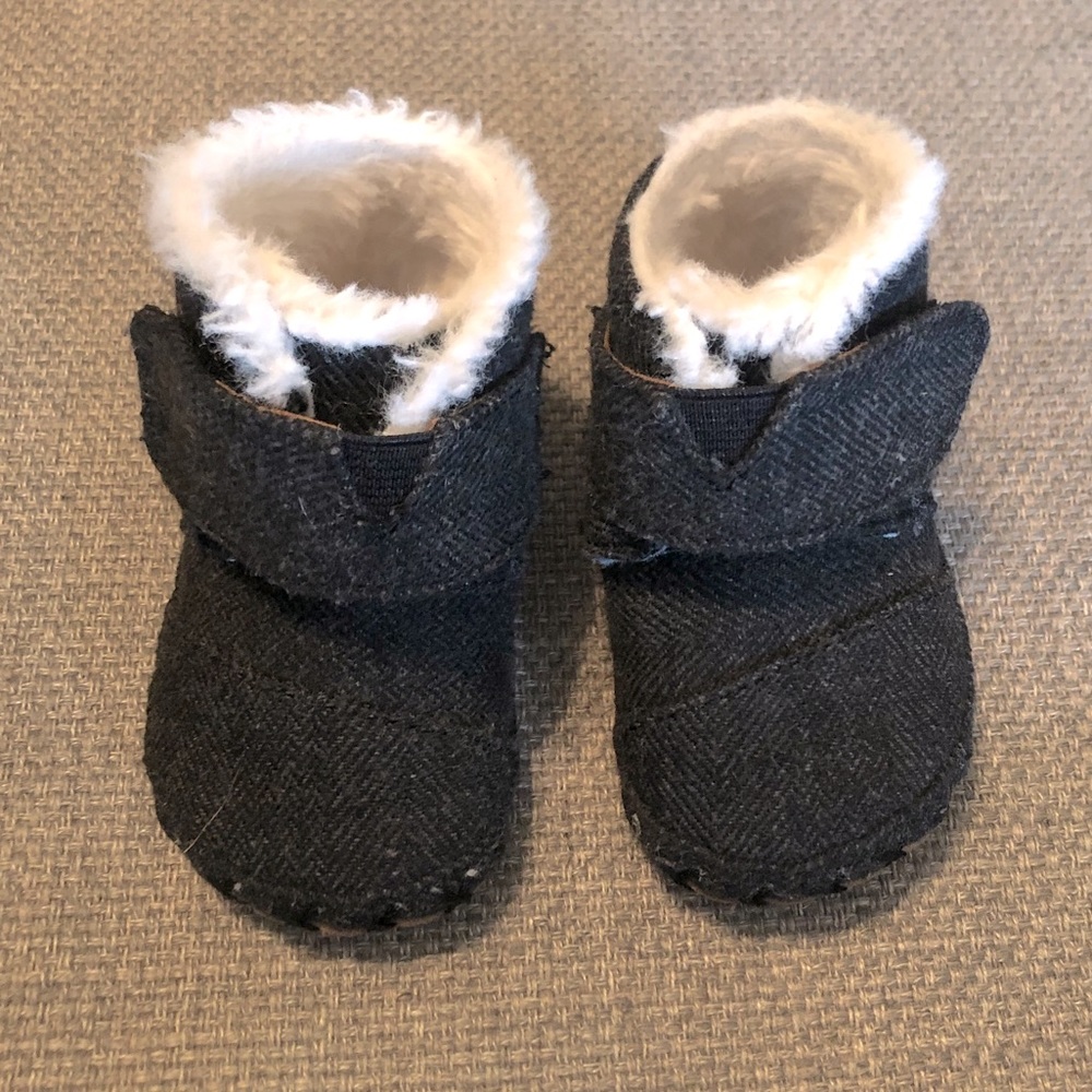 EUC TOMS Charcoal Fuzzy Booties in size infant 4!
